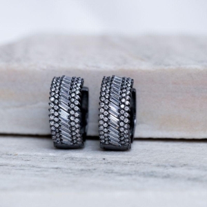 BRINCO ARGOLA COM ZIRCÔNIAS NAVETE BANHO RÓDIO NEGRO