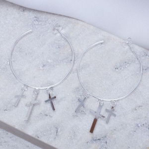 BRINCO ARGOLA G COM CRUZ BANHO PRATA