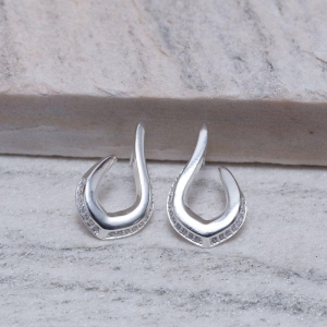 BRINCO CLÁSSICO CRAVEJADO BANHO PRATA