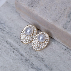 BRINCO CONCHA CRAVEJADA E COM PÉROLA BANHO OURO 18K