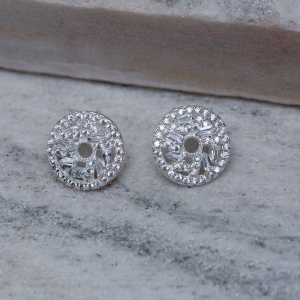 BRINCO DONUT COM ZIRCÔNIAS CRISTAIS BANHO PRATA