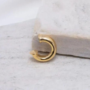 BRINCO FAKE REDONDO ABAULADO G BANHO OURO 18K