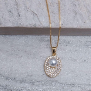 COLAR CONCHA CRAVEJADA E COM PÉROLA BANHO OURO 18K