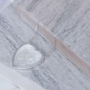 COLAR CORAÇÃO MADRE PÉROLA COM ZIRCÔNIAS BANHO PRATA