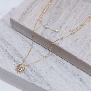 COLAR CORRENTE DUPLA COM PÉROLA E CRUZ BANHO OURO 18K