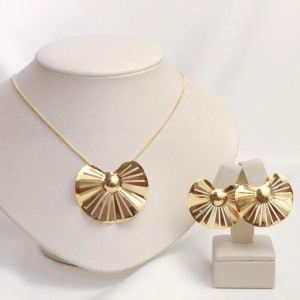 CONJUNTO VITÓRIA REGIA BANHO OURO 18K