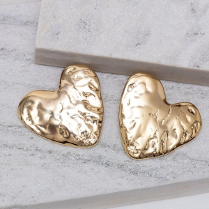 BRINCO CORAÇÃO MARTELADO BANHO OURO 18K