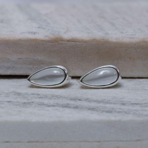 BRINCO MEIA ARGOLA MADRE PÉROLA BANHO PRATA