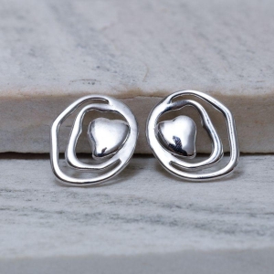 BRINCO ORGÂNICO COM CORAÇÃO BANHO RÓDIO BRANCO