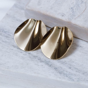 BRINCO ORGÂNICO REDONDO ONDULADO BANHO OURO 18K