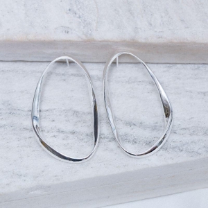 BRINCO ORGÂNICO VAZADO FINO BANHO PRATA