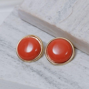 BRINCO REDONDO COM PEDRA GOIABA BANHO OURO 18K