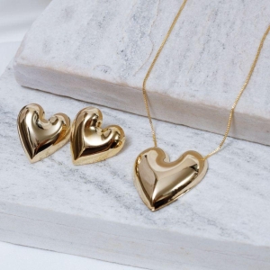 CONJUNTO CORAÇÃO GRANDE ABAULADO LISO BANHO OURO 18K