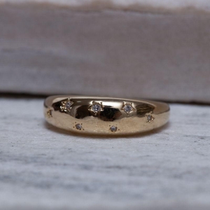 ANEL ABAULADO COM ESTRELINHAS CRISTAIS BANHO OURO 18K