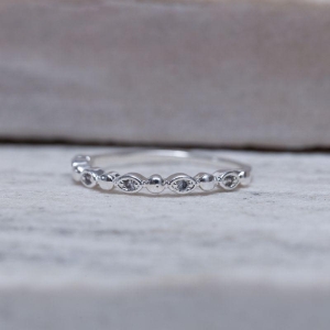 ANEL BOLINHAS CRISTAIS E LISAS BANHO PRATA