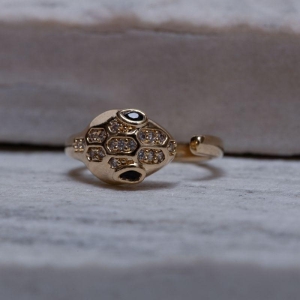 ANEL COBRA CRAVEJADA COM OLHOS NEGROS BANHO OURO 18K