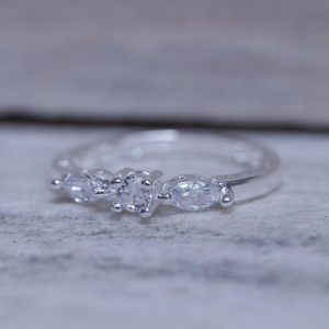 ANEL COM PEDRAS CRISTAIS BANHO PRATA