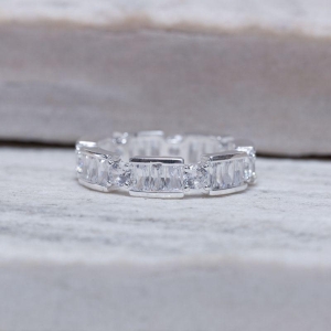 ANEL COM ZIRCÔNIAS NAVETE CRISTAL BANHO PRATA