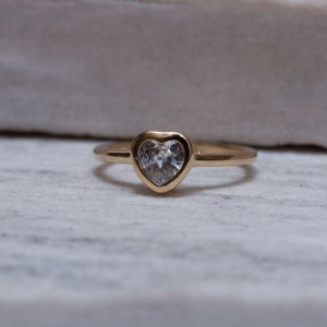 ANEL CORAÇÃO PEDRA CRISTAL BANHO OURO 18K