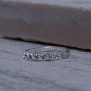 ANEL CORAÇÕES COM PEDRAS CRISTAIS BANHO PRATA