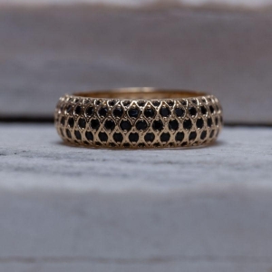 ANEL CRAVEJADO ZIRCÔNIAS NEGRAS BANHO OURO 18K