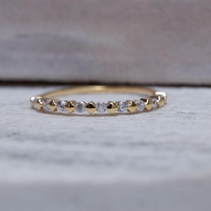 ANEL DELICADO COM BOLINHAS CRISTAIS BANHO OURO 18K