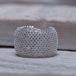 ANEL DELUXE CRAVEJADO COM ZIRCÔNIAS CRISTAIS BANHO PRATA