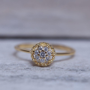 ANEL FLORZINHA COM PEDRINHA CRISTAL BANHO OURO 18K