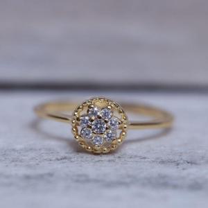 ANEL FLORZINHA COM PEDRINHA CRISTAL BANHO OURO 18K