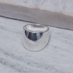 ANEL GRANDE LISO E COM ZIRCÔNIAS BANHO PRATA