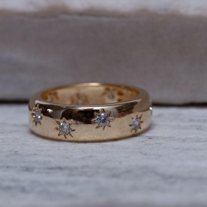 ANEL LARGO COM ESTRELAS CRISTAIS BANHO OURO 18K