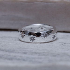 ANEL LARGO COM ESTRELAS CRISTAIS BANHO OURO 18K