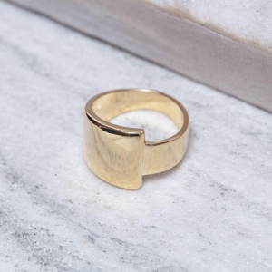 ANEL LARGO LISO BANHO OURO 18K