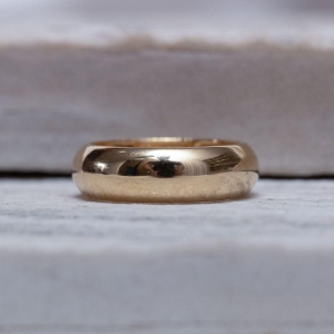 ANEL LISO ABAULADO M BANHO OURO 18K