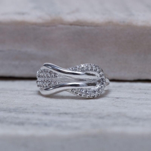 ANEL NÓ LUXO CRAVEJADO COM ZIRCÔNIAS BANHO PRATA