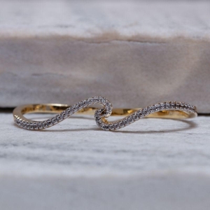 ANEL ONDA DO MAR COM ZIRCÔNIAS  BANHO OURO 18K