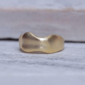 ANEL ORGÂNICO ESCOVADO BANHO OURO 18K