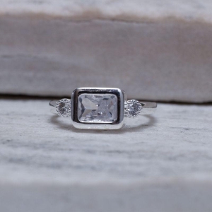 ANEL QUADRADO COM PEDRA CRISTAL BANHO PRATA