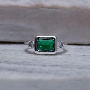 ANEL QUADRADO COM PEDRA VERDE ESMERALDA BANHO PRATA