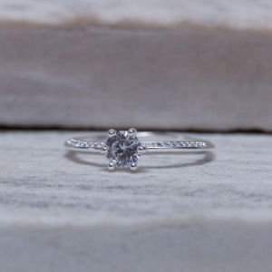 ANEL SOLITÁRIO CRAVEJADO BANHO PRATA