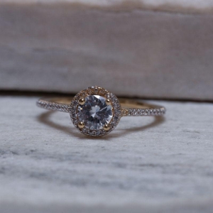 ANEL SOLITÁRIO CRAVEJADO COM ZIRCÔNIAS BANHO OURO 18K