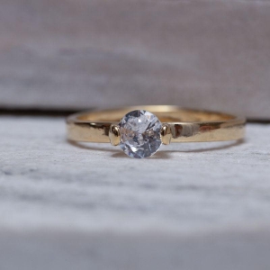 ANEL SOLITÁRIO GARRA DUPLA COM ZIRCÔNIA BANHO OURO 18K