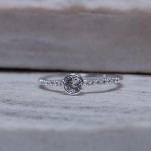 ANEL SOLITÁRIO REDONDO CRAVEJADO BANHO PRATA