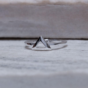 ANEL TRIÂNGULO LISO BANHO PRATA