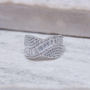 ANEL X COM ZIRCÔNIAS NAVETE CRISTAIS BANHO PRATA