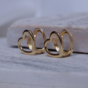 BRINCO ARGOLA CORAÇÃO M DUPLO VAZADO BANHO OURO 18K