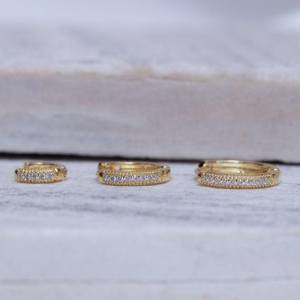 BRINCO ARGOLA P 1 FILEIRA CRAVEJADA BANHO OURO 18K