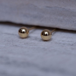 BRINCO BOLINHA LISA P BANHO OURO 18K