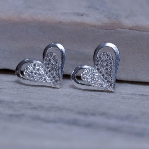 BRINCO CORAÇÃO CRAVEJADO CRISTAL BANHO PRATA