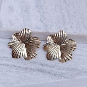 BRINCO FLOR PLISSADA BANHO OURO 18K